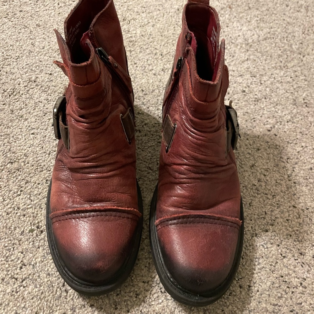 Earth Jericho Merlot bootie size 6.5